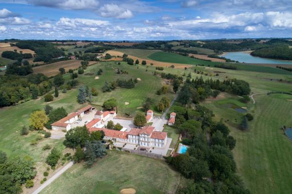 Élégant château du XIXᵉ siècle sur 70 ha, vue panoramique sur les Pyrénées, à 1h30 de Toulouse-Blagnac.