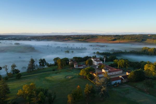 Élégant château du XIXᵉ siècle sur 70 ha, vue panoramique sur les Pyrénées, à 1h30 de Toulouse-Blagnac.