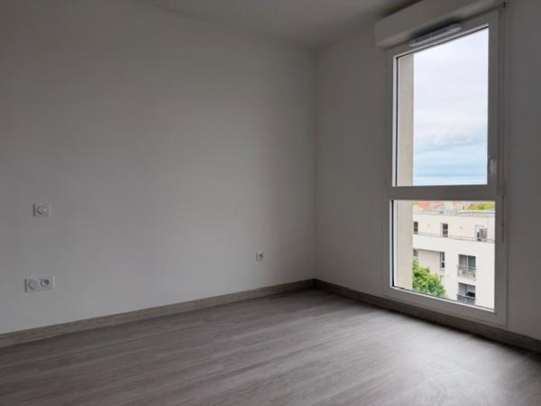 APPARTEMENT TYPE 2 EN DERNIER ETAGE AVEC TERRASSE ET STATIONNEMENT