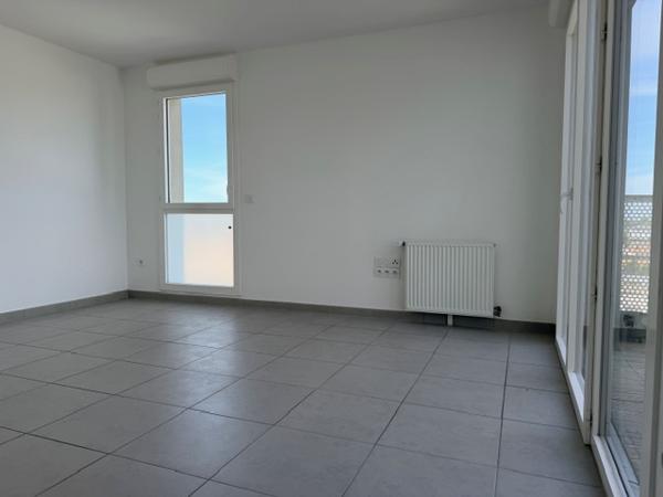 APPARTEMENT TYPE 2 EN DERNIER ETAGE AVEC TERRASSE ET STATIONNEMENT