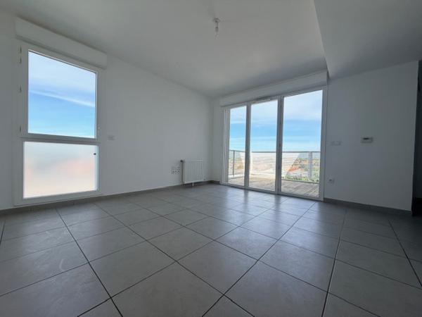 APPARTEMENT TYPE 2 EN DERNIER ETAGE AVEC TERRASSE ET STATIONNEMENT