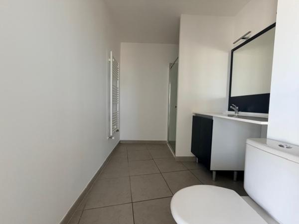 APPARTEMENT TYPE 2 EN DERNIER ETAGE AVEC TERRASSE ET STATIONNEMENT