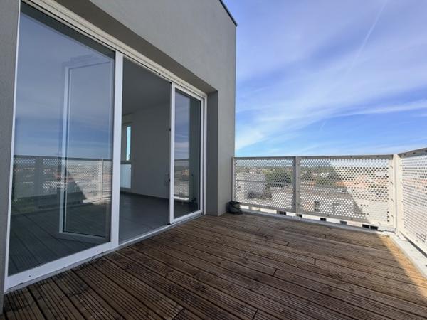 APPARTEMENT TYPE 2 EN DERNIER ETAGE AVEC TERRASSE ET STATIONNEMENT