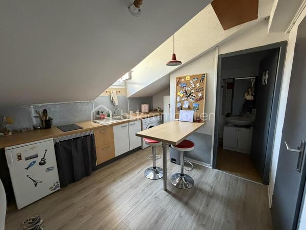 Situé en plein cœur de l'hypercentre de Grenoble, au 15 rue Jean Jacques Rousseau à deux pas des commerces, des transports, des écoles supérieures et des universités, découvrez ce T1 de 22 m² au sol (18,53 m² Loi Carrez) situé au 3ᵉ étage d'un immeuble de caractère.

Son emplacement privilégié en fait un bien parfaitement adapté à un investissement locatif ou à des parents souhaitant acquérir un appartement pour loger leur enfant pendant ses études à Grenoble.

L'appartement se compose de :

une cuisine indépendante faisant office de pièce de vie,
une chambre séparée,
une salle d'eau avec WC.

La cuisine comme la chambre disposent chacune de leur propre fenêtre, apportant une agréable luminosité naturelle.

Un investissement immédiatement lisible

Le loyer potentiel est estimé à environ 410 € hors charges par mois, conformément au plafond de loyer actuellement applicable. Un complément de loyer peut être envisagé (dernier étage, climatisé, en hyper centre mais appartement très calme).

Sur cette base, le bien offre une rentabilité brute d'environ 6,57 %, un excellent compromis entre sécurité patrimoniale et rendement, dans un secteur où la demande locative reste particulièrement soutenue.

Amélioration énergétique en cours

Le logement est actuellement classé G au Diagnostic de Performance Énergétique.

Afin d'améliorer sa performance énergétique, une pompe à chaleur est actuellement en cours d'installation, conformément aux préconisations du diagnostiqueur. Les travaux sont prévus courant juillet et seront suivis de la réalisation d'un nouveau DPE, avec un objectif de classement en E.

Les + du bien

✔ Hyper-centre de Grenoble
✔ Adresse recherchée : 15 rue Jean-Jacques-Rousseau
✔ 22 m² au sol (18,53 m² Loi Carrez)
✔ Chambre séparée
✔ Cuisine indépendante faisant office de pièce de vie
✔ Fenêtre dans la cuisine et dans la chambre
✔ Fort potentiel locatif
✔ Idéal investisseur ou logement étudiant