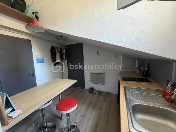 Situé en plein cœur de l'hypercentre de Grenoble, au 15 rue Jean Jacques Rousseau à deux pas des commerces, des transports, des écoles supérieures et des universités, découvrez ce T1 de 22 m² au sol (18,53 m² Loi Carrez) situé au 3ᵉ étage d'un immeuble de caractère.

Son emplacement privilégié en fait un bien parfaitement adapté à un investissement locatif ou à des parents souhaitant acquérir un appartement pour loger leur enfant pendant ses études à Grenoble.

L'appartement se compose de :

une cuisine indépendante faisant office de pièce de vie,
une chambre séparée,
une salle d'eau avec WC.

La cuisine comme la chambre disposent chacune de leur propre fenêtre, apportant une agréable luminosité naturelle.

Un investissement immédiatement lisible

Le loyer potentiel est estimé à environ 410 € hors charges par mois, conformément au plafond de loyer actuellement applicable. Un complément de loyer peut être envisagé (dernier étage, climatisé, en hyper centre mais appartement très calme).

Sur cette base, le bien offre une rentabilité brute d'environ 6,57 %, un excellent compromis entre sécurité patrimoniale et rendement, dans un secteur où la demande locative reste particulièrement soutenue.

Amélioration énergétique en cours

Le logement est actuellement classé G au Diagnostic de Performance Énergétique.

Afin d'améliorer sa performance énergétique, une pompe à chaleur est actuellement en cours d'installation, conformément aux préconisations du diagnostiqueur. Les travaux sont prévus courant juillet et seront suivis de la réalisation d'un nouveau DPE, avec un objectif de classement en E.

Les + du bien

✔ Hyper-centre de Grenoble
✔ Adresse recherchée : 15 rue Jean-Jacques-Rousseau
✔ 22 m² au sol (18,53 m² Loi Carrez)
✔ Chambre séparée
✔ Cuisine indépendante faisant office de pièce de vie
✔ Fenêtre dans la cuisine et dans la chambre
✔ Fort potentiel locatif
✔ Idéal investisseur ou logement étudiant