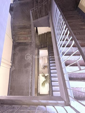 Situé en plein cœur de l'hypercentre de Grenoble, au 15 rue Jean Jacques Rousseau à deux pas des commerces, des transports, des écoles supérieures et des universités, découvrez ce T1 de 22 m² au sol (18,53 m² Loi Carrez) situé au 3ᵉ étage d'un immeuble de caractère.

Son emplacement privilégié en fait un bien parfaitement adapté à un investissement locatif ou à des parents souhaitant acquérir un appartement pour loger leur enfant pendant ses études à Grenoble.

L'appartement se compose de :

une cuisine indépendante faisant office de pièce de vie,
une chambre séparée,
une salle d'eau avec WC.

La cuisine comme la chambre disposent chacune de leur propre fenêtre, apportant une agréable luminosité naturelle.

Un investissement immédiatement lisible

Le loyer potentiel est estimé à environ 410 € hors charges par mois, conformément au plafond de loyer actuellement applicable. Un complément de loyer peut être envisagé (dernier étage, climatisé, en hyper centre mais appartement très calme).

Sur cette base, le bien offre une rentabilité brute d'environ 6,57 %, un excellent compromis entre sécurité patrimoniale et rendement, dans un secteur où la demande locative reste particulièrement soutenue.

Amélioration énergétique en cours

Le logement est actuellement classé G au Diagnostic de Performance Énergétique.

Afin d'améliorer sa performance énergétique, une pompe à chaleur est actuellement en cours d'installation, conformément aux préconisations du diagnostiqueur. Les travaux sont prévus courant juillet et seront suivis de la réalisation d'un nouveau DPE, avec un objectif de classement en E.

Les + du bien

✔ Hyper-centre de Grenoble
✔ Adresse recherchée : 15 rue Jean-Jacques-Rousseau
✔ 22 m² au sol (18,53 m² Loi Carrez)
✔ Chambre séparée
✔ Cuisine indépendante faisant office de pièce de vie
✔ Fenêtre dans la cuisine et dans la chambre
✔ Fort potentiel locatif
✔ Idéal investisseur ou logement étudiant