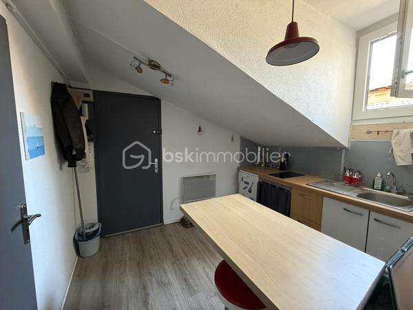 Situé en plein cœur de l'hypercentre de Grenoble, au 15 rue Jean Jacques Rousseau à deux pas des commerces, des transports, des écoles supérieures et des universités, découvrez ce T1 de 22 m² au sol (18,53 m² Loi Carrez) situé au 3ᵉ étage d'un immeuble de caractère.

Son emplacement privilégié en fait un bien parfaitement adapté à un investissement locatif ou à des parents souhaitant acquérir un appartement pour loger leur enfant pendant ses études à Grenoble.

L'appartement se compose de :

une cuisine indépendante faisant office de pièce de vie,
une chambre séparée,
une salle d'eau avec WC.

La cuisine comme la chambre disposent chacune de leur propre fenêtre, apportant une agréable luminosité naturelle.

Un investissement immédiatement lisible

Le loyer potentiel est estimé à environ 410 € hors charges par mois, conformément au plafond de loyer actuellement applicable. Un complément de loyer peut être envisagé (dernier étage, climatisé, en hyper centre mais appartement très calme).

Sur cette base, le bien offre une rentabilité brute d'environ 6,57 %, un excellent compromis entre sécurité patrimoniale et rendement, dans un secteur où la demande locative reste particulièrement soutenue.

Amélioration énergétique en cours

Le logement est actuellement classé G au Diagnostic de Performance Énergétique.

Afin d'améliorer sa performance énergétique, une pompe à chaleur est actuellement en cours d'installation, conformément aux préconisations du diagnostiqueur. Les travaux sont prévus courant juillet et seront suivis de la réalisation d'un nouveau DPE, avec un objectif de classement en E.

Les + du bien

✔ Hyper-centre de Grenoble
✔ Adresse recherchée : 15 rue Jean-Jacques-Rousseau
✔ 22 m² au sol (18,53 m² Loi Carrez)
✔ Chambre séparée
✔ Cuisine indépendante faisant office de pièce de vie
✔ Fenêtre dans la cuisine et dans la chambre
✔ Fort potentiel locatif
✔ Idéal investisseur ou logement étudiant