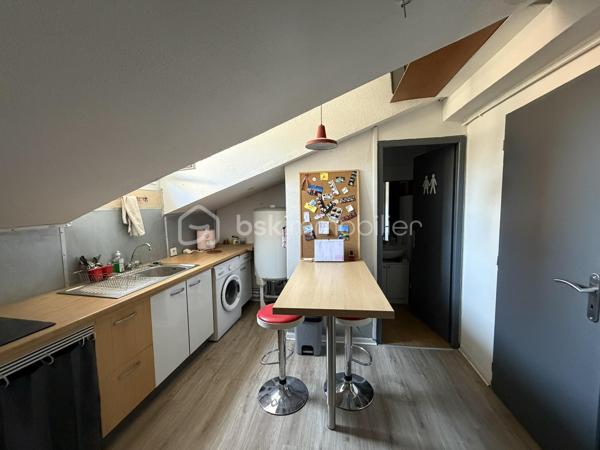 Situé en plein cœur de l'hypercentre de Grenoble, au 15 rue Jean Jacques Rousseau à deux pas des commerces, des transports, des écoles supérieures et des universités, découvrez ce T1 de 22 m² au sol (18,53 m² Loi Carrez) situé au 3ᵉ étage d'un immeuble de caractère.

Son emplacement privilégié en fait un bien parfaitement adapté à un investissement locatif ou à des parents souhaitant acquérir un appartement pour loger leur enfant pendant ses études à Grenoble.

L'appartement se compose de :

une cuisine indépendante faisant office de pièce de vie,
une chambre séparée,
une salle d'eau avec WC.

La cuisine comme la chambre disposent chacune de leur propre fenêtre, apportant une agréable luminosité naturelle.

Un investissement immédiatement lisible

Le loyer potentiel est estimé à environ 410 € hors charges par mois, conformément au plafond de loyer actuellement applicable. Un complément de loyer peut être envisagé (dernier étage, climatisé, en hyper centre mais appartement très calme).

Sur cette base, le bien offre une rentabilité brute d'environ 6,57 %, un excellent compromis entre sécurité patrimoniale et rendement, dans un secteur où la demande locative reste particulièrement soutenue.

Amélioration énergétique en cours

Le logement est actuellement classé G au Diagnostic de Performance Énergétique.

Afin d'améliorer sa performance énergétique, une pompe à chaleur est actuellement en cours d'installation, conformément aux préconisations du diagnostiqueur. Les travaux sont prévus courant juillet et seront suivis de la réalisation d'un nouveau DPE, avec un objectif de classement en E.

Les + du bien

✔ Hyper-centre de Grenoble
✔ Adresse recherchée : 15 rue Jean-Jacques-Rousseau
✔ 22 m² au sol (18,53 m² Loi Carrez)
✔ Chambre séparée
✔ Cuisine indépendante faisant office de pièce de vie
✔ Fenêtre dans la cuisine et dans la chambre
✔ Fort potentiel locatif
✔ Idéal investisseur ou logement étudiant