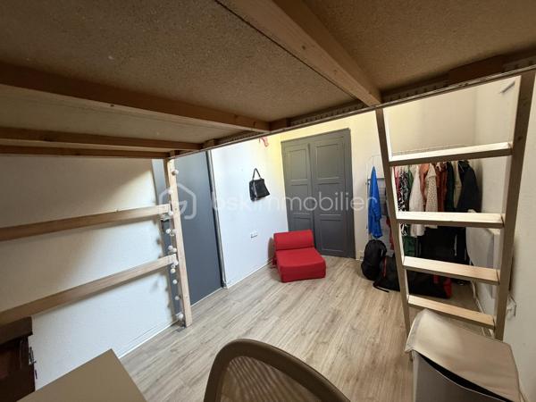 Situé en plein cœur de l'hypercentre de Grenoble, au 15 rue Jean Jacques Rousseau à deux pas des commerces, des transports, des écoles supérieures et des universités, découvrez ce T1 de 22 m² au sol (18,53 m² Loi Carrez) situé au 3ᵉ étage d'un immeuble de caractère.

Son emplacement privilégié en fait un bien parfaitement adapté à un investissement locatif ou à des parents souhaitant acquérir un appartement pour loger leur enfant pendant ses études à Grenoble.

L'appartement se compose de :

une cuisine indépendante faisant office de pièce de vie,
une chambre séparée,
une salle d'eau avec WC.

La cuisine comme la chambre disposent chacune de leur propre fenêtre, apportant une agréable luminosité naturelle.

Un investissement immédiatement lisible

Le loyer potentiel est estimé à environ 410 € hors charges par mois, conformément au plafond de loyer actuellement applicable. Un complément de loyer peut être envisagé (dernier étage, climatisé, en hyper centre mais appartement très calme).

Sur cette base, le bien offre une rentabilité brute d'environ 6,57 %, un excellent compromis entre sécurité patrimoniale et rendement, dans un secteur où la demande locative reste particulièrement soutenue.

Amélioration énergétique en cours

Le logement est actuellement classé G au Diagnostic de Performance Énergétique.

Afin d'améliorer sa performance énergétique, une pompe à chaleur est actuellement en cours d'installation, conformément aux préconisations du diagnostiqueur. Les travaux sont prévus courant juillet et seront suivis de la réalisation d'un nouveau DPE, avec un objectif de classement en E.

Les + du bien

✔ Hyper-centre de Grenoble
✔ Adresse recherchée : 15 rue Jean-Jacques-Rousseau
✔ 22 m² au sol (18,53 m² Loi Carrez)
✔ Chambre séparée
✔ Cuisine indépendante faisant office de pièce de vie
✔ Fenêtre dans la cuisine et dans la chambre
✔ Fort potentiel locatif
✔ Idéal investisseur ou logement étudiant