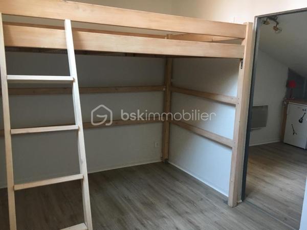 Situé en plein cœur de l'hypercentre de Grenoble, au 15 rue Jean Jacques Rousseau à deux pas des commerces, des transports, des écoles supérieures et des universités, découvrez ce T1 de 22 m² au sol (18,53 m² Loi Carrez) situé au 3ᵉ étage d'un immeuble de caractère.

Son emplacement privilégié en fait un bien parfaitement adapté à un investissement locatif ou à des parents souhaitant acquérir un appartement pour loger leur enfant pendant ses études à Grenoble.

L'appartement se compose de :

une cuisine indépendante faisant office de pièce de vie,
une chambre séparée,
une salle d'eau avec WC.

La cuisine comme la chambre disposent chacune de leur propre fenêtre, apportant une agréable luminosité naturelle.

Un investissement immédiatement lisible

Le loyer potentiel est estimé à environ 410 € hors charges par mois, conformément au plafond de loyer actuellement applicable. Un complément de loyer peut être envisagé (dernier étage, climatisé, en hyper centre mais appartement très calme).

Sur cette base, le bien offre une rentabilité brute d'environ 6,57 %, un excellent compromis entre sécurité patrimoniale et rendement, dans un secteur où la demande locative reste particulièrement soutenue.

Amélioration énergétique en cours

Le logement est actuellement classé G au Diagnostic de Performance Énergétique.

Afin d'améliorer sa performance énergétique, une pompe à chaleur est actuellement en cours d'installation, conformément aux préconisations du diagnostiqueur. Les travaux sont prévus courant juillet et seront suivis de la réalisation d'un nouveau DPE, avec un objectif de classement en E.

Les + du bien

✔ Hyper-centre de Grenoble
✔ Adresse recherchée : 15 rue Jean-Jacques-Rousseau
✔ 22 m² au sol (18,53 m² Loi Carrez)
✔ Chambre séparée
✔ Cuisine indépendante faisant office de pièce de vie
✔ Fenêtre dans la cuisine et dans la chambre
✔ Fort potentiel locatif
✔ Idéal investisseur ou logement étudiant