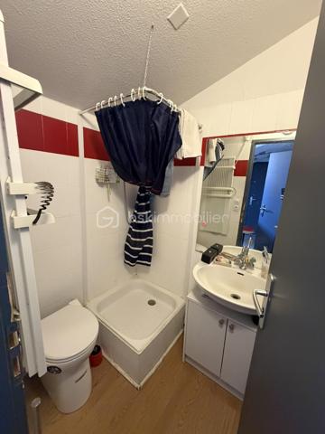 Situé en plein cœur de l'hypercentre de Grenoble, au 15 rue Jean Jacques Rousseau à deux pas des commerces, des transports, des écoles supérieures et des universités, découvrez ce T1 de 22 m² au sol (18,53 m² Loi Carrez) situé au 3ᵉ étage d'un immeuble de caractère.

Son emplacement privilégié en fait un bien parfaitement adapté à un investissement locatif ou à des parents souhaitant acquérir un appartement pour loger leur enfant pendant ses études à Grenoble.

L'appartement se compose de :

une cuisine indépendante faisant office de pièce de vie,
une chambre séparée,
une salle d'eau avec WC.

La cuisine comme la chambre disposent chacune de leur propre fenêtre, apportant une agréable luminosité naturelle.

Un investissement immédiatement lisible

Le loyer potentiel est estimé à environ 410 € hors charges par mois, conformément au plafond de loyer actuellement applicable. Un complément de loyer peut être envisagé (dernier étage, climatisé, en hyper centre mais appartement très calme).

Sur cette base, le bien offre une rentabilité brute d'environ 6,57 %, un excellent compromis entre sécurité patrimoniale et rendement, dans un secteur où la demande locative reste particulièrement soutenue.

Amélioration énergétique en cours

Le logement est actuellement classé G au Diagnostic de Performance Énergétique.

Afin d'améliorer sa performance énergétique, une pompe à chaleur est actuellement en cours d'installation, conformément aux préconisations du diagnostiqueur. Les travaux sont prévus courant juillet et seront suivis de la réalisation d'un nouveau DPE, avec un objectif de classement en E.

Les + du bien

✔ Hyper-centre de Grenoble
✔ Adresse recherchée : 15 rue Jean-Jacques-Rousseau
✔ 22 m² au sol (18,53 m² Loi Carrez)
✔ Chambre séparée
✔ Cuisine indépendante faisant office de pièce de vie
✔ Fenêtre dans la cuisine et dans la chambre
✔ Fort potentiel locatif
✔ Idéal investisseur ou logement étudiant