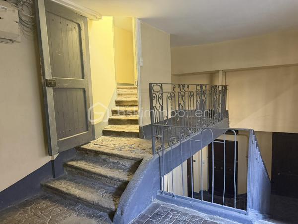 Situé en plein cœur de l'hypercentre de Grenoble, au 15 rue Jean Jacques Rousseau à deux pas des commerces, des transports, des écoles supérieures et des universités, découvrez ce T1 de 22 m² au sol (18,53 m² Loi Carrez) situé au 3ᵉ étage d'un immeuble de caractère.

Son emplacement privilégié en fait un bien parfaitement adapté à un investissement locatif ou à des parents souhaitant acquérir un appartement pour loger leur enfant pendant ses études à Grenoble.

L'appartement se compose de :

une cuisine indépendante faisant office de pièce de vie,
une chambre séparée,
une salle d'eau avec WC.

La cuisine comme la chambre disposent chacune de leur propre fenêtre, apportant une agréable luminosité naturelle.

Un investissement immédiatement lisible

Le loyer potentiel est estimé à environ 410 € hors charges par mois, conformément au plafond de loyer actuellement applicable. Un complément de loyer peut être envisagé (dernier étage, climatisé, en hyper centre mais appartement très calme).

Sur cette base, le bien offre une rentabilité brute d'environ 6,57 %, un excellent compromis entre sécurité patrimoniale et rendement, dans un secteur où la demande locative reste particulièrement soutenue.

Amélioration énergétique en cours

Le logement est actuellement classé G au Diagnostic de Performance Énergétique.

Afin d'améliorer sa performance énergétique, une pompe à chaleur est actuellement en cours d'installation, conformément aux préconisations du diagnostiqueur. Les travaux sont prévus courant juillet et seront suivis de la réalisation d'un nouveau DPE, avec un objectif de classement en E.

Les + du bien

✔ Hyper-centre de Grenoble
✔ Adresse recherchée : 15 rue Jean-Jacques-Rousseau
✔ 22 m² au sol (18,53 m² Loi Carrez)
✔ Chambre séparée
✔ Cuisine indépendante faisant office de pièce de vie
✔ Fenêtre dans la cuisine et dans la chambre
✔ Fort potentiel locatif
✔ Idéal investisseur ou logement étudiant