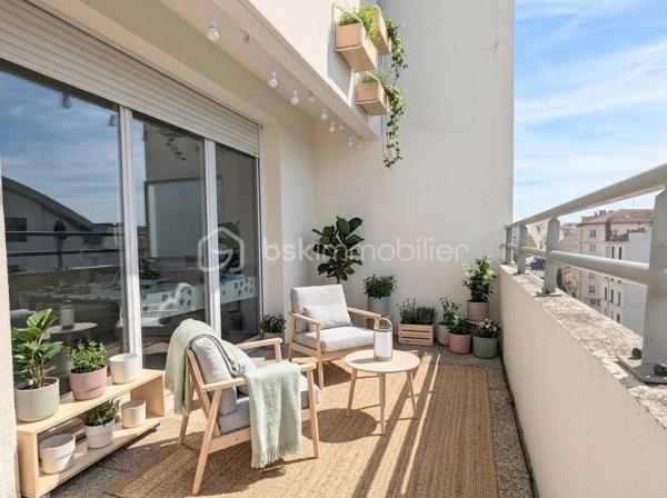 Aux portes de Montchat, à 20m du cours du cours Richard Vitton, venez découvrir ce magnifique T5 traversant de 104 m² avec terrasse et balcon.
Situé en étage élevé ( 6eme) d’une copropriété bien entretenue (2001), cet appartement comprenant 5 pièces offre un cadre de vie à la fois confortable et fonctionnel. Dès l’entrée, vous accédez à un espace de vie baigné de lumière donnant accès sur une magnifique terrasse côté sud (15,46m²) en enfilade. 
La cuisine, entièrement aménagée et équipée, complète cet espace convivial et donne également accès sur la terrasse. Aujourd’hui séparée, cette cuisine peut être ouverte, ce qui représenterait dans ce cas un espace à vivre d’environ 35 m².
Une première partie indépendante d'une surface d’environ 13m², comprenant une chambre ou un coin bureau (au gré de vos envies) ainsi qu'une salle d’eau, idéale pour un espace parental ou télétravail. 
De l’autre côté du salon (côté nord) vous pouvez accéder à l’espace nuit qui propose trois chambres supplémentaires, dont une avec accès à un second balcon, ainsi qu’une salle de bain et des WC séparés. 
Les prestations: l'appartement dispose de nombreux rangements dans chaque chambre, porte blindée, huisseries en double vitrage, volets manuels et électriques... Traversant, lumineux et extrêmement calme , il constitue un bien idéal pour une famille.
Possibilité d’acquérir un box de 15m² en supplément en sous-sol. 
À seulement 5 minutes à pied des transports : Tramway T3 arrêt Reconnaissance Balzac, bus TB12, C9, C69, et à proximité immédiate des commerces du cours Richard Vitton et des écoles, et des axes périphériques, cet appartement bénéficie d’un emplacement recherché, idéal pour une vie de famille. 
Les propositions d'aménagement sur les photos ont été générées à base d'IA.
À visiter sans tarder !