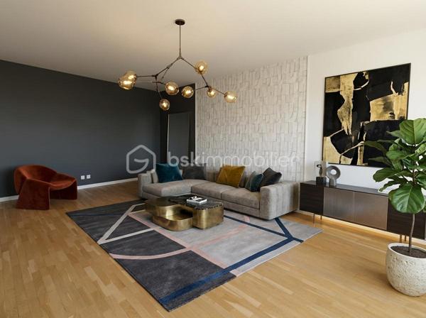 Aux portes de Montchat, à 20m du cours du cours Richard Vitton, venez découvrir ce magnifique T5 traversant de 104 m² avec terrasse et balcon.
Situé en étage élevé ( 6eme) d’une copropriété bien entretenue (2001), cet appartement comprenant 5 pièces offre un cadre de vie à la fois confortable et fonctionnel. Dès l’entrée, vous accédez à un espace de vie baigné de lumière donnant accès sur une magnifique terrasse côté sud (15,46m²) en enfilade. 
La cuisine, entièrement aménagée et équipée, complète cet espace convivial et donne également accès sur la terrasse. Aujourd’hui séparée, cette cuisine peut être ouverte, ce qui représenterait dans ce cas un espace à vivre d’environ 35 m².
Une première partie indépendante d'une surface d’environ 13m², comprenant une chambre ou un coin bureau (au gré de vos envies) ainsi qu'une salle d’eau, idéale pour un espace parental ou télétravail. 
De l’autre côté du salon (côté nord) vous pouvez accéder à l’espace nuit qui propose trois chambres supplémentaires, dont une avec accès à un second balcon, ainsi qu’une salle de bain et des WC séparés. 
Les prestations: l'appartement dispose de nombreux rangements dans chaque chambre, porte blindée, huisseries en double vitrage, volets manuels et électriques... Traversant, lumineux et extrêmement calme , il constitue un bien idéal pour une famille.
Possibilité d’acquérir un box de 15m² en supplément en sous-sol. 
À seulement 5 minutes à pied des transports : Tramway T3 arrêt Reconnaissance Balzac, bus TB12, C9, C69, et à proximité immédiate des commerces du cours Richard Vitton et des écoles, et des axes périphériques, cet appartement bénéficie d’un emplacement recherché, idéal pour une vie de famille. 
Les propositions d'aménagement sur les photos ont été générées à base d'IA.
À visiter sans tarder !