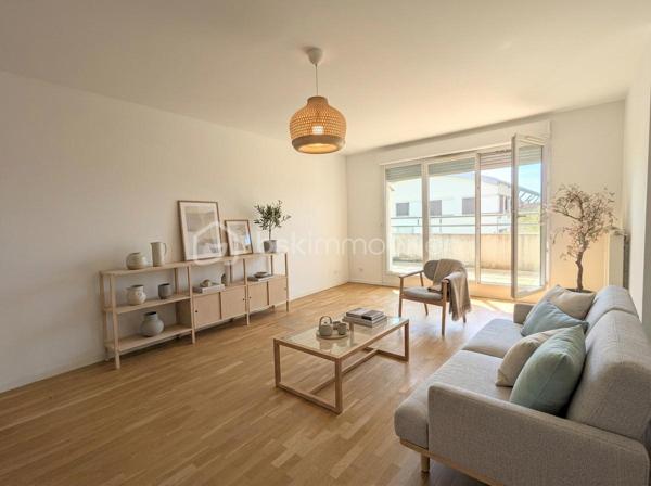 Aux portes de Montchat, à 20m du cours du cours Richard Vitton, venez découvrir ce magnifique T5 traversant de 104 m² avec terrasse et balcon.
Situé en étage élevé ( 6eme) d’une copropriété bien entretenue (2001), cet appartement comprenant 5 pièces offre un cadre de vie à la fois confortable et fonctionnel. Dès l’entrée, vous accédez à un espace de vie baigné de lumière donnant accès sur une magnifique terrasse côté sud (15,46m²) en enfilade. 
La cuisine, entièrement aménagée et équipée, complète cet espace convivial et donne également accès sur la terrasse. Aujourd’hui séparée, cette cuisine peut être ouverte, ce qui représenterait dans ce cas un espace à vivre d’environ 35 m².
Une première partie indépendante d'une surface d’environ 13m², comprenant une chambre ou un coin bureau (au gré de vos envies) ainsi qu'une salle d’eau, idéale pour un espace parental ou télétravail. 
De l’autre côté du salon (côté nord) vous pouvez accéder à l’espace nuit qui propose trois chambres supplémentaires, dont une avec accès à un second balcon, ainsi qu’une salle de bain et des WC séparés. 
Les prestations: l'appartement dispose de nombreux rangements dans chaque chambre, porte blindée, huisseries en double vitrage, volets manuels et électriques... Traversant, lumineux et extrêmement calme , il constitue un bien idéal pour une famille.
Possibilité d’acquérir un box de 15m² en supplément en sous-sol. 
À seulement 5 minutes à pied des transports : Tramway T3 arrêt Reconnaissance Balzac, bus TB12, C9, C69, et à proximité immédiate des commerces du cours Richard Vitton et des écoles, et des axes périphériques, cet appartement bénéficie d’un emplacement recherché, idéal pour une vie de famille. 
Les propositions d'aménagement sur les photos ont été générées à base d'IA.
À visiter sans tarder !