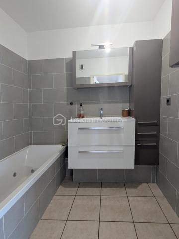 Aux portes de Montchat, à 20m du cours du cours Richard Vitton, venez découvrir ce magnifique T5 traversant de 104 m² avec terrasse et balcon.
Situé en étage élevé ( 6eme) d’une copropriété bien entretenue (2001), cet appartement comprenant 5 pièces offre un cadre de vie à la fois confortable et fonctionnel. Dès l’entrée, vous accédez à un espace de vie baigné de lumière donnant accès sur une magnifique terrasse côté sud (15,46m²) en enfilade. 
La cuisine, entièrement aménagée et équipée, complète cet espace convivial et donne également accès sur la terrasse. Aujourd’hui séparée, cette cuisine peut être ouverte, ce qui représenterait dans ce cas un espace à vivre d’environ 35 m².
Une première partie indépendante d'une surface d’environ 13m², comprenant une chambre ou un coin bureau (au gré de vos envies) ainsi qu'une salle d’eau, idéale pour un espace parental ou télétravail. 
De l’autre côté du salon (côté nord) vous pouvez accéder à l’espace nuit qui propose trois chambres supplémentaires, dont une avec accès à un second balcon, ainsi qu’une salle de bain et des WC séparés. 
Les prestations: l'appartement dispose de nombreux rangements dans chaque chambre, porte blindée, huisseries en double vitrage, volets manuels et électriques... Traversant, lumineux et extrêmement calme , il constitue un bien idéal pour une famille.
Possibilité d’acquérir un box de 15m² en supplément en sous-sol. 
À seulement 5 minutes à pied des transports : Tramway T3 arrêt Reconnaissance Balzac, bus TB12, C9, C69, et à proximité immédiate des commerces du cours Richard Vitton et des écoles, et des axes périphériques, cet appartement bénéficie d’un emplacement recherché, idéal pour une vie de famille. 
Les propositions d'aménagement sur les photos ont été générées à base d'IA.
À visiter sans tarder !