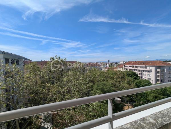 Aux portes de Montchat, à 20m du cours du cours Richard Vitton, venez découvrir ce magnifique T5 traversant de 104 m² avec terrasse et balcon.
Situé en étage élevé ( 6eme) d’une copropriété bien entretenue (2001), cet appartement comprenant 5 pièces offre un cadre de vie à la fois confortable et fonctionnel. Dès l’entrée, vous accédez à un espace de vie baigné de lumière donnant accès sur une magnifique terrasse côté sud (15,46m²) en enfilade. 
La cuisine, entièrement aménagée et équipée, complète cet espace convivial et donne également accès sur la terrasse. Aujourd’hui séparée, cette cuisine peut être ouverte, ce qui représenterait dans ce cas un espace à vivre d’environ 35 m².
Une première partie indépendante d'une surface d’environ 13m², comprenant une chambre ou un coin bureau (au gré de vos envies) ainsi qu'une salle d’eau, idéale pour un espace parental ou télétravail. 
De l’autre côté du salon (côté nord) vous pouvez accéder à l’espace nuit qui propose trois chambres supplémentaires, dont une avec accès à un second balcon, ainsi qu’une salle de bain et des WC séparés. 
Les prestations: l'appartement dispose de nombreux rangements dans chaque chambre, porte blindée, huisseries en double vitrage, volets manuels et électriques... Traversant, lumineux et extrêmement calme , il constitue un bien idéal pour une famille.
Possibilité d’acquérir un box de 15m² en supplément en sous-sol. 
À seulement 5 minutes à pied des transports : Tramway T3 arrêt Reconnaissance Balzac, bus TB12, C9, C69, et à proximité immédiate des commerces du cours Richard Vitton et des écoles, et des axes périphériques, cet appartement bénéficie d’un emplacement recherché, idéal pour une vie de famille. 
Les propositions d'aménagement sur les photos ont été générées à base d'IA.
À visiter sans tarder !