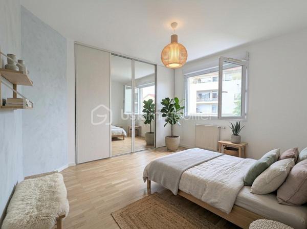 Aux portes de Montchat, à 20m du cours du cours Richard Vitton, venez découvrir ce magnifique T5 traversant de 104 m² avec terrasse et balcon.
Situé en étage élevé ( 6eme) d’une copropriété bien entretenue (2001), cet appartement comprenant 5 pièces offre un cadre de vie à la fois confortable et fonctionnel. Dès l’entrée, vous accédez à un espace de vie baigné de lumière donnant accès sur une magnifique terrasse côté sud (15,46m²) en enfilade. 
La cuisine, entièrement aménagée et équipée, complète cet espace convivial et donne également accès sur la terrasse. Aujourd’hui séparée, cette cuisine peut être ouverte, ce qui représenterait dans ce cas un espace à vivre d’environ 35 m².
Une première partie indépendante d'une surface d’environ 13m², comprenant une chambre ou un coin bureau (au gré de vos envies) ainsi qu'une salle d’eau, idéale pour un espace parental ou télétravail. 
De l’autre côté du salon (côté nord) vous pouvez accéder à l’espace nuit qui propose trois chambres supplémentaires, dont une avec accès à un second balcon, ainsi qu’une salle de bain et des WC séparés. 
Les prestations: l'appartement dispose de nombreux rangements dans chaque chambre, porte blindée, huisseries en double vitrage, volets manuels et électriques... Traversant, lumineux et extrêmement calme , il constitue un bien idéal pour une famille.
Possibilité d’acquérir un box de 15m² en supplément en sous-sol. 
À seulement 5 minutes à pied des transports : Tramway T3 arrêt Reconnaissance Balzac, bus TB12, C9, C69, et à proximité immédiate des commerces du cours Richard Vitton et des écoles, et des axes périphériques, cet appartement bénéficie d’un emplacement recherché, idéal pour une vie de famille. 
Les propositions d'aménagement sur les photos ont été générées à base d'IA.
À visiter sans tarder !