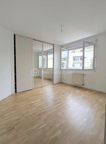 Aux portes de Montchat, à 20m du cours du cours Richard Vitton, venez découvrir ce magnifique T5 traversant de 104 m² avec terrasse et balcon.
Situé en étage élevé ( 6eme) d’une copropriété bien entretenue (2001), cet appartement comprenant 5 pièces offre un cadre de vie à la fois confortable et fonctionnel. Dès l’entrée, vous accédez à un espace de vie baigné de lumière donnant accès sur une magnifique terrasse côté sud (15,46m²) en enfilade. 
La cuisine, entièrement aménagée et équipée, complète cet espace convivial et donne également accès sur la terrasse. Aujourd’hui séparée, cette cuisine peut être ouverte, ce qui représenterait dans ce cas un espace à vivre d’environ 35 m².
Une première partie indépendante d'une surface d’environ 13m², comprenant une chambre ou un coin bureau (au gré de vos envies) ainsi qu'une salle d’eau, idéale pour un espace parental ou télétravail. 
De l’autre côté du salon (côté nord) vous pouvez accéder à l’espace nuit qui propose trois chambres supplémentaires, dont une avec accès à un second balcon, ainsi qu’une salle de bain et des WC séparés. 
Les prestations: l'appartement dispose de nombreux rangements dans chaque chambre, porte blindée, huisseries en double vitrage, volets manuels et électriques... Traversant, lumineux et extrêmement calme , il constitue un bien idéal pour une famille.
Possibilité d’acquérir un box de 15m² en supplément en sous-sol. 
À seulement 5 minutes à pied des transports : Tramway T3 arrêt Reconnaissance Balzac, bus TB12, C9, C69, et à proximité immédiate des commerces du cours Richard Vitton et des écoles, et des axes périphériques, cet appartement bénéficie d’un emplacement recherché, idéal pour une vie de famille. 
Les propositions d'aménagement sur les photos ont été générées à base d'IA.
À visiter sans tarder !