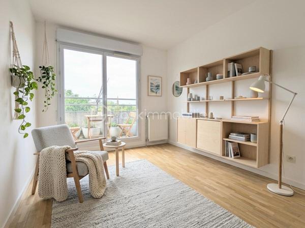 Aux portes de Montchat, à 20m du cours du cours Richard Vitton, venez découvrir ce magnifique T5 traversant de 104 m² avec terrasse et balcon.
Situé en étage élevé ( 6eme) d’une copropriété bien entretenue (2001), cet appartement comprenant 5 pièces offre un cadre de vie à la fois confortable et fonctionnel. Dès l’entrée, vous accédez à un espace de vie baigné de lumière donnant accès sur une magnifique terrasse côté sud (15,46m²) en enfilade. 
La cuisine, entièrement aménagée et équipée, complète cet espace convivial et donne également accès sur la terrasse. Aujourd’hui séparée, cette cuisine peut être ouverte, ce qui représenterait dans ce cas un espace à vivre d’environ 35 m².
Une première partie indépendante d'une surface d’environ 13m², comprenant une chambre ou un coin bureau (au gré de vos envies) ainsi qu'une salle d’eau, idéale pour un espace parental ou télétravail. 
De l’autre côté du salon (côté nord) vous pouvez accéder à l’espace nuit qui propose trois chambres supplémentaires, dont une avec accès à un second balcon, ainsi qu’une salle de bain et des WC séparés. 
Les prestations: l'appartement dispose de nombreux rangements dans chaque chambre, porte blindée, huisseries en double vitrage, volets manuels et électriques... Traversant, lumineux et extrêmement calme , il constitue un bien idéal pour une famille.
Possibilité d’acquérir un box de 15m² en supplément en sous-sol. 
À seulement 5 minutes à pied des transports : Tramway T3 arrêt Reconnaissance Balzac, bus TB12, C9, C69, et à proximité immédiate des commerces du cours Richard Vitton et des écoles, et des axes périphériques, cet appartement bénéficie d’un emplacement recherché, idéal pour une vie de famille. 
Les propositions d'aménagement sur les photos ont été générées à base d'IA.
À visiter sans tarder !