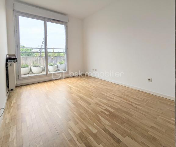 Aux portes de Montchat, à 20m du cours du cours Richard Vitton, venez découvrir ce magnifique T5 traversant de 104 m² avec terrasse et balcon.
Situé en étage élevé ( 6eme) d’une copropriété bien entretenue (2001), cet appartement comprenant 5 pièces offre un cadre de vie à la fois confortable et fonctionnel. Dès l’entrée, vous accédez à un espace de vie baigné de lumière donnant accès sur une magnifique terrasse côté sud (15,46m²) en enfilade. 
La cuisine, entièrement aménagée et équipée, complète cet espace convivial et donne également accès sur la terrasse. Aujourd’hui séparée, cette cuisine peut être ouverte, ce qui représenterait dans ce cas un espace à vivre d’environ 35 m².
Une première partie indépendante d'une surface d’environ 13m², comprenant une chambre ou un coin bureau (au gré de vos envies) ainsi qu'une salle d’eau, idéale pour un espace parental ou télétravail. 
De l’autre côté du salon (côté nord) vous pouvez accéder à l’espace nuit qui propose trois chambres supplémentaires, dont une avec accès à un second balcon, ainsi qu’une salle de bain et des WC séparés. 
Les prestations: l'appartement dispose de nombreux rangements dans chaque chambre, porte blindée, huisseries en double vitrage, volets manuels et électriques... Traversant, lumineux et extrêmement calme , il constitue un bien idéal pour une famille.
Possibilité d’acquérir un box de 15m² en supplément en sous-sol. 
À seulement 5 minutes à pied des transports : Tramway T3 arrêt Reconnaissance Balzac, bus TB12, C9, C69, et à proximité immédiate des commerces du cours Richard Vitton et des écoles, et des axes périphériques, cet appartement bénéficie d’un emplacement recherché, idéal pour une vie de famille. 
Les propositions d'aménagement sur les photos ont été générées à base d'IA.
À visiter sans tarder !