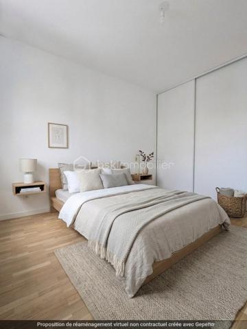 Aux portes de Montchat, à 20m du cours du cours Richard Vitton, venez découvrir ce magnifique T5 traversant de 104 m² avec terrasse et balcon.
Situé en étage élevé ( 6eme) d’une copropriété bien entretenue (2001), cet appartement comprenant 5 pièces offre un cadre de vie à la fois confortable et fonctionnel. Dès l’entrée, vous accédez à un espace de vie baigné de lumière donnant accès sur une magnifique terrasse côté sud (15,46m²) en enfilade. 
La cuisine, entièrement aménagée et équipée, complète cet espace convivial et donne également accès sur la terrasse. Aujourd’hui séparée, cette cuisine peut être ouverte, ce qui représenterait dans ce cas un espace à vivre d’environ 35 m².
Une première partie indépendante d'une surface d’environ 13m², comprenant une chambre ou un coin bureau (au gré de vos envies) ainsi qu'une salle d’eau, idéale pour un espace parental ou télétravail. 
De l’autre côté du salon (côté nord) vous pouvez accéder à l’espace nuit qui propose trois chambres supplémentaires, dont une avec accès à un second balcon, ainsi qu’une salle de bain et des WC séparés. 
Les prestations: l'appartement dispose de nombreux rangements dans chaque chambre, porte blindée, huisseries en double vitrage, volets manuels et électriques... Traversant, lumineux et extrêmement calme , il constitue un bien idéal pour une famille.
Possibilité d’acquérir un box de 15m² en supplément en sous-sol. 
À seulement 5 minutes à pied des transports : Tramway T3 arrêt Reconnaissance Balzac, bus TB12, C9, C69, et à proximité immédiate des commerces du cours Richard Vitton et des écoles, et des axes périphériques, cet appartement bénéficie d’un emplacement recherché, idéal pour une vie de famille. 
Les propositions d'aménagement sur les photos ont été générées à base d'IA.
À visiter sans tarder !