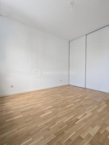 Aux portes de Montchat, à 20m du cours du cours Richard Vitton, venez découvrir ce magnifique T5 traversant de 104 m² avec terrasse et balcon.
Situé en étage élevé ( 6eme) d’une copropriété bien entretenue (2001), cet appartement comprenant 5 pièces offre un cadre de vie à la fois confortable et fonctionnel. Dès l’entrée, vous accédez à un espace de vie baigné de lumière donnant accès sur une magnifique terrasse côté sud (15,46m²) en enfilade. 
La cuisine, entièrement aménagée et équipée, complète cet espace convivial et donne également accès sur la terrasse. Aujourd’hui séparée, cette cuisine peut être ouverte, ce qui représenterait dans ce cas un espace à vivre d’environ 35 m².
Une première partie indépendante d'une surface d’environ 13m², comprenant une chambre ou un coin bureau (au gré de vos envies) ainsi qu'une salle d’eau, idéale pour un espace parental ou télétravail. 
De l’autre côté du salon (côté nord) vous pouvez accéder à l’espace nuit qui propose trois chambres supplémentaires, dont une avec accès à un second balcon, ainsi qu’une salle de bain et des WC séparés. 
Les prestations: l'appartement dispose de nombreux rangements dans chaque chambre, porte blindée, huisseries en double vitrage, volets manuels et électriques... Traversant, lumineux et extrêmement calme , il constitue un bien idéal pour une famille.
Possibilité d’acquérir un box de 15m² en supplément en sous-sol. 
À seulement 5 minutes à pied des transports : Tramway T3 arrêt Reconnaissance Balzac, bus TB12, C9, C69, et à proximité immédiate des commerces du cours Richard Vitton et des écoles, et des axes périphériques, cet appartement bénéficie d’un emplacement recherché, idéal pour une vie de famille. 
Les propositions d'aménagement sur les photos ont été générées à base d'IA.
À visiter sans tarder !