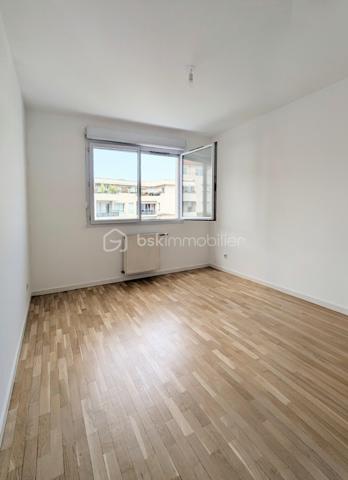 Aux portes de Montchat, à 20m du cours du cours Richard Vitton, venez découvrir ce magnifique T5 traversant de 104 m² avec terrasse et balcon.
Situé en étage élevé ( 6eme) d’une copropriété bien entretenue (2001), cet appartement comprenant 5 pièces offre un cadre de vie à la fois confortable et fonctionnel. Dès l’entrée, vous accédez à un espace de vie baigné de lumière donnant accès sur une magnifique terrasse côté sud (15,46m²) en enfilade. 
La cuisine, entièrement aménagée et équipée, complète cet espace convivial et donne également accès sur la terrasse. Aujourd’hui séparée, cette cuisine peut être ouverte, ce qui représenterait dans ce cas un espace à vivre d’environ 35 m².
Une première partie indépendante d'une surface d’environ 13m², comprenant une chambre ou un coin bureau (au gré de vos envies) ainsi qu'une salle d’eau, idéale pour un espace parental ou télétravail. 
De l’autre côté du salon (côté nord) vous pouvez accéder à l’espace nuit qui propose trois chambres supplémentaires, dont une avec accès à un second balcon, ainsi qu’une salle de bain et des WC séparés. 
Les prestations: l'appartement dispose de nombreux rangements dans chaque chambre, porte blindée, huisseries en double vitrage, volets manuels et électriques... Traversant, lumineux et extrêmement calme , il constitue un bien idéal pour une famille.
Possibilité d’acquérir un box de 15m² en supplément en sous-sol. 
À seulement 5 minutes à pied des transports : Tramway T3 arrêt Reconnaissance Balzac, bus TB12, C9, C69, et à proximité immédiate des commerces du cours Richard Vitton et des écoles, et des axes périphériques, cet appartement bénéficie d’un emplacement recherché, idéal pour une vie de famille. 
Les propositions d'aménagement sur les photos ont été générées à base d'IA.
À visiter sans tarder !