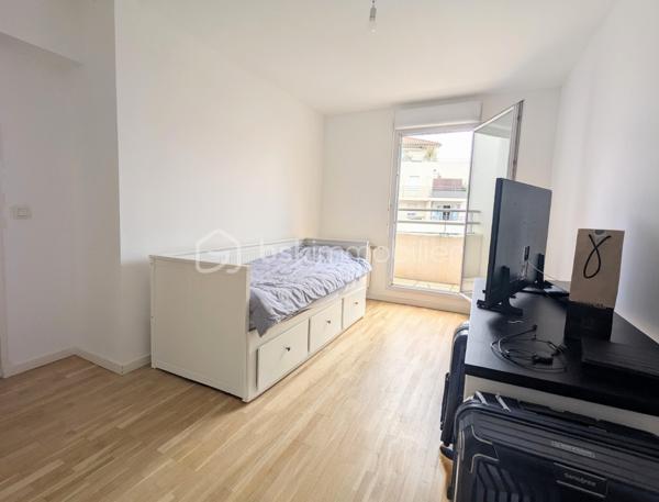 Aux portes de Montchat, à 20m du cours du cours Richard Vitton, venez découvrir ce magnifique T5 traversant de 104 m² avec terrasse et balcon.
Situé en étage élevé ( 6eme) d’une copropriété bien entretenue (2001), cet appartement comprenant 5 pièces offre un cadre de vie à la fois confortable et fonctionnel. Dès l’entrée, vous accédez à un espace de vie baigné de lumière donnant accès sur une magnifique terrasse côté sud (15,46m²) en enfilade. 
La cuisine, entièrement aménagée et équipée, complète cet espace convivial et donne également accès sur la terrasse. Aujourd’hui séparée, cette cuisine peut être ouverte, ce qui représenterait dans ce cas un espace à vivre d’environ 35 m².
Une première partie indépendante d'une surface d’environ 13m², comprenant une chambre ou un coin bureau (au gré de vos envies) ainsi qu'une salle d’eau, idéale pour un espace parental ou télétravail. 
De l’autre côté du salon (côté nord) vous pouvez accéder à l’espace nuit qui propose trois chambres supplémentaires, dont une avec accès à un second balcon, ainsi qu’une salle de bain et des WC séparés. 
Les prestations: l'appartement dispose de nombreux rangements dans chaque chambre, porte blindée, huisseries en double vitrage, volets manuels et électriques... Traversant, lumineux et extrêmement calme , il constitue un bien idéal pour une famille.
Possibilité d’acquérir un box de 15m² en supplément en sous-sol. 
À seulement 5 minutes à pied des transports : Tramway T3 arrêt Reconnaissance Balzac, bus TB12, C9, C69, et à proximité immédiate des commerces du cours Richard Vitton et des écoles, et des axes périphériques, cet appartement bénéficie d’un emplacement recherché, idéal pour une vie de famille. 
Les propositions d'aménagement sur les photos ont été générées à base d'IA.
À visiter sans tarder !