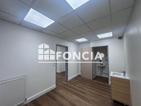 Location Local commercial 3 pièces 61 m² - 7 PLACE CLAUDINON GIRAUDET Le Chambon Feugerolles 42500