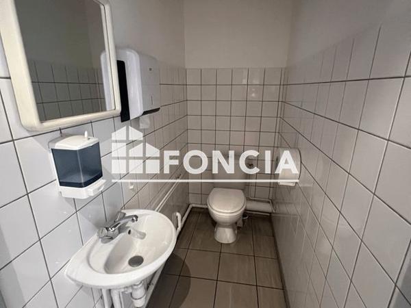 Location Local commercial 3 pièces 61 m² - 7 PLACE CLAUDINON GIRAUDET Le Chambon Feugerolles 42500