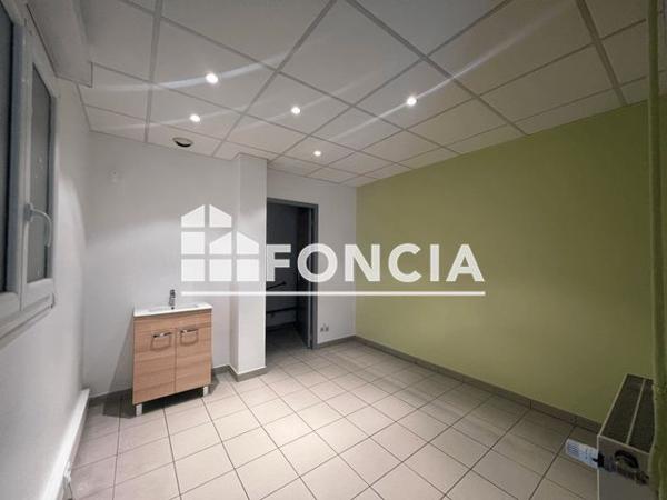 Location Local commercial 3 pièces 61 m² - 7 PLACE CLAUDINON GIRAUDET Le Chambon Feugerolles 42500