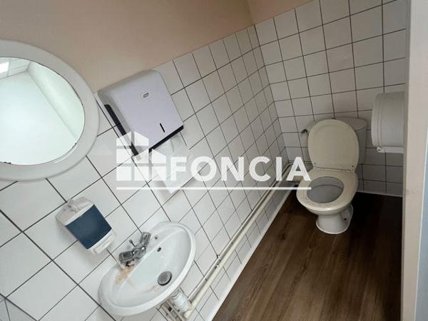 Location Local commercial 3 pièces 61 m² - 7 PLACE CLAUDINON GIRAUDET Le Chambon Feugerolles 42500