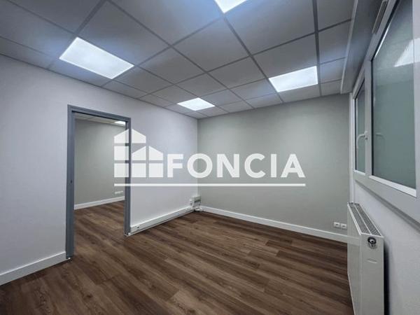 Location Local commercial 3 pièces 61 m² - 7 PLACE CLAUDINON GIRAUDET Le Chambon Feugerolles 42500