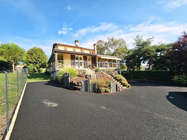 Un bien rare à Champeix !

Située dans un quartier résidentiel de Champeix, cette maison construite en 1981 développe environ 150 m² habitables sur un terrain clos et arboré de 2 000 m².

Elle se compose au premier niveau d'une cuisine équipée, d'un salon-séjour, d'un bureau, de deux chambres, d'une salle d'eau et de WC séparés.

À l'étage, vous disposerez de trois chambres supplémentaires ainsi que d'une salle d'eau avec WC.

Une véranda, véritable espace de vie supplémentaire, complète agréablement la maison.

Le sous-sol complet offre un grand garage, une buanderie et une cave.

À l'extérieur, le terrain de 2 000 m² clos et arboré constitue un véritable atout et offre un cadre agréable, au calme et avec de nombreuses possibilités.

Les + :

150 m² habitables
5 chambres
Terrain clos et arboré de 2 000 m²
Véranda
Sous-sol complet avec grand garage
Quartier résidentiel
Tout-à-l'égout
DPE D / GES B

Les maisons disposant de tels volumes et d'un terrain de cette superficie sont particulièrement rares à la vente sur Champeix. Une opportunité à découvrir pour ceux qui recherchent un bien familial avec de l'espace et du terrain dans le secteur.