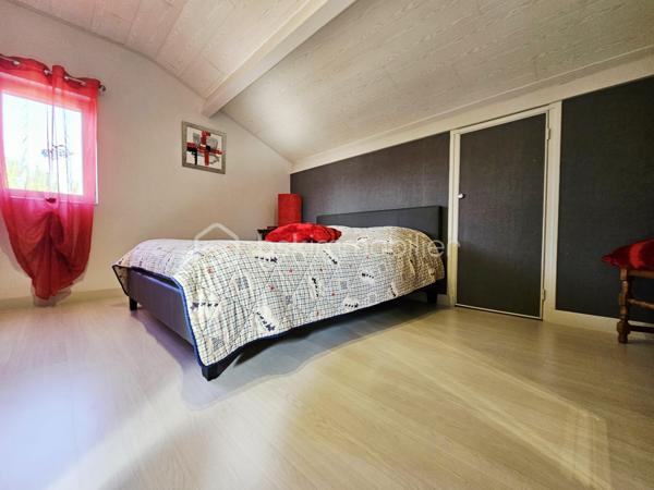 Un bien rare à Champeix !

Située dans un quartier résidentiel de Champeix, cette maison construite en 1981 développe environ 150 m² habitables sur un terrain clos et arboré de 2 000 m².

Elle se compose au premier niveau d'une cuisine équipée, d'un salon-séjour, d'un bureau, de deux chambres, d'une salle d'eau et de WC séparés.

À l'étage, vous disposerez de trois chambres supplémentaires ainsi que d'une salle d'eau avec WC.

Une véranda, véritable espace de vie supplémentaire, complète agréablement la maison.

Le sous-sol complet offre un grand garage, une buanderie et une cave.

À l'extérieur, le terrain de 2 000 m² clos et arboré constitue un véritable atout et offre un cadre agréable, au calme et avec de nombreuses possibilités.

Les + :

150 m² habitables
5 chambres
Terrain clos et arboré de 2 000 m²
Véranda
Sous-sol complet avec grand garage
Quartier résidentiel
Tout-à-l'égout
DPE D / GES B

Les maisons disposant de tels volumes et d'un terrain de cette superficie sont particulièrement rares à la vente sur Champeix. Une opportunité à découvrir pour ceux qui recherchent un bien familial avec de l'espace et du terrain dans le secteur.