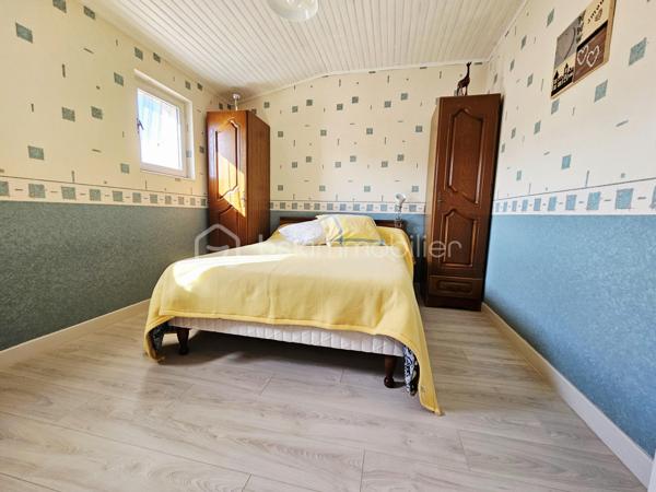 Un bien rare à Champeix !

Située dans un quartier résidentiel de Champeix, cette maison construite en 1981 développe environ 150 m² habitables sur un terrain clos et arboré de 2 000 m².

Elle se compose au premier niveau d'une cuisine équipée, d'un salon-séjour, d'un bureau, de deux chambres, d'une salle d'eau et de WC séparés.

À l'étage, vous disposerez de trois chambres supplémentaires ainsi que d'une salle d'eau avec WC.

Une véranda, véritable espace de vie supplémentaire, complète agréablement la maison.

Le sous-sol complet offre un grand garage, une buanderie et une cave.

À l'extérieur, le terrain de 2 000 m² clos et arboré constitue un véritable atout et offre un cadre agréable, au calme et avec de nombreuses possibilités.

Les + :

150 m² habitables
5 chambres
Terrain clos et arboré de 2 000 m²
Véranda
Sous-sol complet avec grand garage
Quartier résidentiel
Tout-à-l'égout
DPE D / GES B

Les maisons disposant de tels volumes et d'un terrain de cette superficie sont particulièrement rares à la vente sur Champeix. Une opportunité à découvrir pour ceux qui recherchent un bien familial avec de l'espace et du terrain dans le secteur.