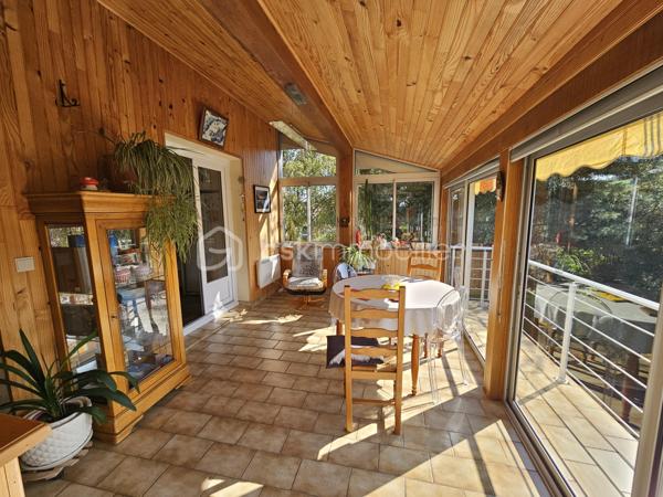Un bien rare à Champeix !

Située dans un quartier résidentiel de Champeix, cette maison construite en 1981 développe environ 150 m² habitables sur un terrain clos et arboré de 2 000 m².

Elle se compose au premier niveau d'une cuisine équipée, d'un salon-séjour, d'un bureau, de deux chambres, d'une salle d'eau et de WC séparés.

À l'étage, vous disposerez de trois chambres supplémentaires ainsi que d'une salle d'eau avec WC.

Une véranda, véritable espace de vie supplémentaire, complète agréablement la maison.

Le sous-sol complet offre un grand garage, une buanderie et une cave.

À l'extérieur, le terrain de 2 000 m² clos et arboré constitue un véritable atout et offre un cadre agréable, au calme et avec de nombreuses possibilités.

Les + :

150 m² habitables
5 chambres
Terrain clos et arboré de 2 000 m²
Véranda
Sous-sol complet avec grand garage
Quartier résidentiel
Tout-à-l'égout
DPE D / GES B

Les maisons disposant de tels volumes et d'un terrain de cette superficie sont particulièrement rares à la vente sur Champeix. Une opportunité à découvrir pour ceux qui recherchent un bien familial avec de l'espace et du terrain dans le secteur.
