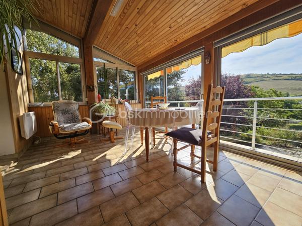 Un bien rare à Champeix !

Située dans un quartier résidentiel de Champeix, cette maison construite en 1981 développe environ 150 m² habitables sur un terrain clos et arboré de 2 000 m².

Elle se compose au premier niveau d'une cuisine équipée, d'un salon-séjour, d'un bureau, de deux chambres, d'une salle d'eau et de WC séparés.

À l'étage, vous disposerez de trois chambres supplémentaires ainsi que d'une salle d'eau avec WC.

Une véranda, véritable espace de vie supplémentaire, complète agréablement la maison.

Le sous-sol complet offre un grand garage, une buanderie et une cave.

À l'extérieur, le terrain de 2 000 m² clos et arboré constitue un véritable atout et offre un cadre agréable, au calme et avec de nombreuses possibilités.

Les + :

150 m² habitables
5 chambres
Terrain clos et arboré de 2 000 m²
Véranda
Sous-sol complet avec grand garage
Quartier résidentiel
Tout-à-l'égout
DPE D / GES B

Les maisons disposant de tels volumes et d'un terrain de cette superficie sont particulièrement rares à la vente sur Champeix. Une opportunité à découvrir pour ceux qui recherchent un bien familial avec de l'espace et du terrain dans le secteur.