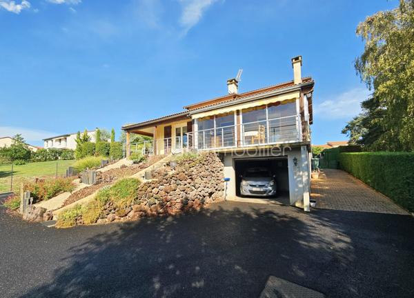 Un bien rare à Champeix !

Située dans un quartier résidentiel de Champeix, cette maison construite en 1981 développe environ 150 m² habitables sur un terrain clos et arboré de 2 000 m².

Elle se compose au premier niveau d'une cuisine équipée, d'un salon-séjour, d'un bureau, de deux chambres, d'une salle d'eau et de WC séparés.

À l'étage, vous disposerez de trois chambres supplémentaires ainsi que d'une salle d'eau avec WC.

Une véranda, véritable espace de vie supplémentaire, complète agréablement la maison.

Le sous-sol complet offre un grand garage, une buanderie et une cave.

À l'extérieur, le terrain de 2 000 m² clos et arboré constitue un véritable atout et offre un cadre agréable, au calme et avec de nombreuses possibilités.

Les + :

150 m² habitables
5 chambres
Terrain clos et arboré de 2 000 m²
Véranda
Sous-sol complet avec grand garage
Quartier résidentiel
Tout-à-l'égout
DPE D / GES B

Les maisons disposant de tels volumes et d'un terrain de cette superficie sont particulièrement rares à la vente sur Champeix. Une opportunité à découvrir pour ceux qui recherchent un bien familial avec de l'espace et du terrain dans le secteur.