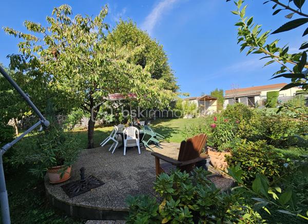 Un bien rare à Champeix !

Située dans un quartier résidentiel de Champeix, cette maison construite en 1981 développe environ 150 m² habitables sur un terrain clos et arboré de 2 000 m².

Elle se compose au premier niveau d'une cuisine équipée, d'un salon-séjour, d'un bureau, de deux chambres, d'une salle d'eau et de WC séparés.

À l'étage, vous disposerez de trois chambres supplémentaires ainsi que d'une salle d'eau avec WC.

Une véranda, véritable espace de vie supplémentaire, complète agréablement la maison.

Le sous-sol complet offre un grand garage, une buanderie et une cave.

À l'extérieur, le terrain de 2 000 m² clos et arboré constitue un véritable atout et offre un cadre agréable, au calme et avec de nombreuses possibilités.

Les + :

150 m² habitables
5 chambres
Terrain clos et arboré de 2 000 m²
Véranda
Sous-sol complet avec grand garage
Quartier résidentiel
Tout-à-l'égout
DPE D / GES B

Les maisons disposant de tels volumes et d'un terrain de cette superficie sont particulièrement rares à la vente sur Champeix. Une opportunité à découvrir pour ceux qui recherchent un bien familial avec de l'espace et du terrain dans le secteur.