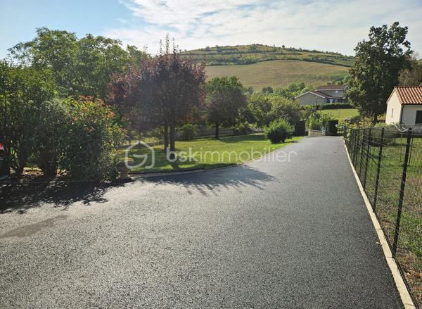 Un bien rare à Champeix !

Située dans un quartier résidentiel de Champeix, cette maison construite en 1981 développe environ 150 m² habitables sur un terrain clos et arboré de 2 000 m².

Elle se compose au premier niveau d'une cuisine équipée, d'un salon-séjour, d'un bureau, de deux chambres, d'une salle d'eau et de WC séparés.

À l'étage, vous disposerez de trois chambres supplémentaires ainsi que d'une salle d'eau avec WC.

Une véranda, véritable espace de vie supplémentaire, complète agréablement la maison.

Le sous-sol complet offre un grand garage, une buanderie et une cave.

À l'extérieur, le terrain de 2 000 m² clos et arboré constitue un véritable atout et offre un cadre agréable, au calme et avec de nombreuses possibilités.

Les + :

150 m² habitables
5 chambres
Terrain clos et arboré de 2 000 m²
Véranda
Sous-sol complet avec grand garage
Quartier résidentiel
Tout-à-l'égout
DPE D / GES B

Les maisons disposant de tels volumes et d'un terrain de cette superficie sont particulièrement rares à la vente sur Champeix. Une opportunité à découvrir pour ceux qui recherchent un bien familial avec de l'espace et du terrain dans le secteur.