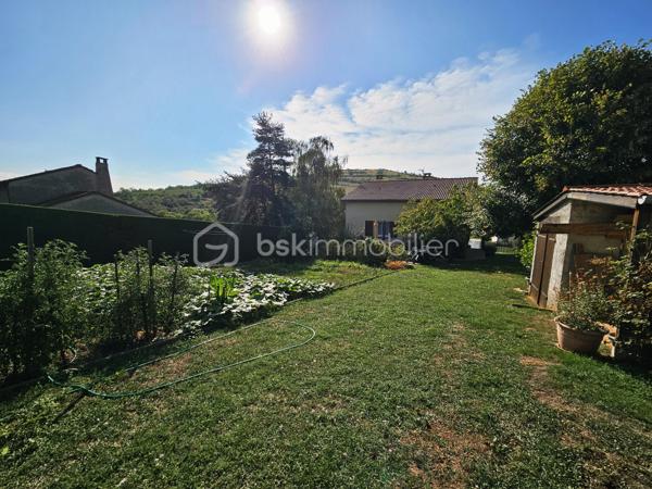 Un bien rare à Champeix !

Située dans un quartier résidentiel de Champeix, cette maison construite en 1981 développe environ 150 m² habitables sur un terrain clos et arboré de 2 000 m².

Elle se compose au premier niveau d'une cuisine équipée, d'un salon-séjour, d'un bureau, de deux chambres, d'une salle d'eau et de WC séparés.

À l'étage, vous disposerez de trois chambres supplémentaires ainsi que d'une salle d'eau avec WC.

Une véranda, véritable espace de vie supplémentaire, complète agréablement la maison.

Le sous-sol complet offre un grand garage, une buanderie et une cave.

À l'extérieur, le terrain de 2 000 m² clos et arboré constitue un véritable atout et offre un cadre agréable, au calme et avec de nombreuses possibilités.

Les + :

150 m² habitables
5 chambres
Terrain clos et arboré de 2 000 m²
Véranda
Sous-sol complet avec grand garage
Quartier résidentiel
Tout-à-l'égout
DPE D / GES B

Les maisons disposant de tels volumes et d'un terrain de cette superficie sont particulièrement rares à la vente sur Champeix. Une opportunité à découvrir pour ceux qui recherchent un bien familial avec de l'espace et du terrain dans le secteur.
