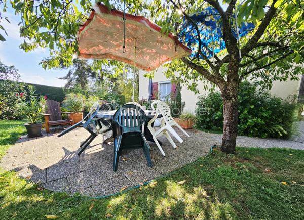 Un bien rare à Champeix !

Située dans un quartier résidentiel de Champeix, cette maison construite en 1981 développe environ 150 m² habitables sur un terrain clos et arboré de 2 000 m².

Elle se compose au premier niveau d'une cuisine équipée, d'un salon-séjour, d'un bureau, de deux chambres, d'une salle d'eau et de WC séparés.

À l'étage, vous disposerez de trois chambres supplémentaires ainsi que d'une salle d'eau avec WC.

Une véranda, véritable espace de vie supplémentaire, complète agréablement la maison.

Le sous-sol complet offre un grand garage, une buanderie et une cave.

À l'extérieur, le terrain de 2 000 m² clos et arboré constitue un véritable atout et offre un cadre agréable, au calme et avec de nombreuses possibilités.

Les + :

150 m² habitables
5 chambres
Terrain clos et arboré de 2 000 m²
Véranda
Sous-sol complet avec grand garage
Quartier résidentiel
Tout-à-l'égout
DPE D / GES B

Les maisons disposant de tels volumes et d'un terrain de cette superficie sont particulièrement rares à la vente sur Champeix. Une opportunité à découvrir pour ceux qui recherchent un bien familial avec de l'espace et du terrain dans le secteur.