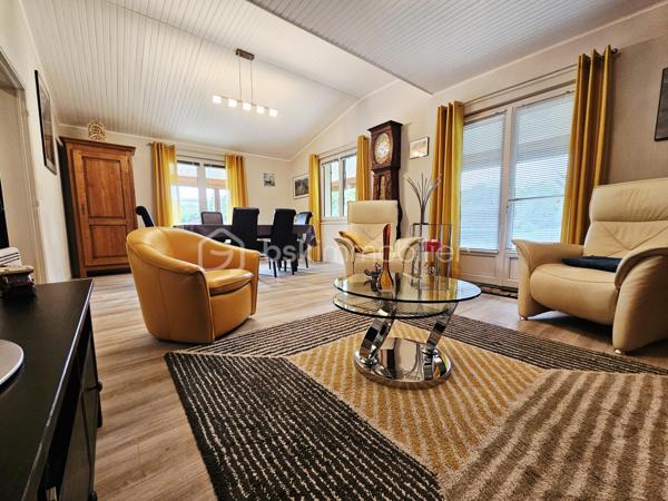 Un bien rare à Champeix !

Située dans un quartier résidentiel de Champeix, cette maison construite en 1981 développe environ 150 m² habitables sur un terrain clos et arboré de 2 000 m².

Elle se compose au premier niveau d'une cuisine équipée, d'un salon-séjour, d'un bureau, de deux chambres, d'une salle d'eau et de WC séparés.

À l'étage, vous disposerez de trois chambres supplémentaires ainsi que d'une salle d'eau avec WC.

Une véranda, véritable espace de vie supplémentaire, complète agréablement la maison.

Le sous-sol complet offre un grand garage, une buanderie et une cave.

À l'extérieur, le terrain de 2 000 m² clos et arboré constitue un véritable atout et offre un cadre agréable, au calme et avec de nombreuses possibilités.

Les + :

150 m² habitables
5 chambres
Terrain clos et arboré de 2 000 m²
Véranda
Sous-sol complet avec grand garage
Quartier résidentiel
Tout-à-l'égout
DPE D / GES B

Les maisons disposant de tels volumes et d'un terrain de cette superficie sont particulièrement rares à la vente sur Champeix. Une opportunité à découvrir pour ceux qui recherchent un bien familial avec de l'espace et du terrain dans le secteur.