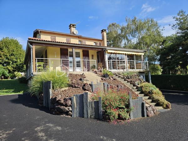 Un bien rare à Champeix !

Située dans un quartier résidentiel de Champeix, cette maison construite en 1981 développe environ 150 m² habitables sur un terrain clos et arboré de 2 000 m².

Elle se compose au premier niveau d'une cuisine équipée, d'un salon-séjour, d'un bureau, de deux chambres, d'une salle d'eau et de WC séparés.

À l'étage, vous disposerez de trois chambres supplémentaires ainsi que d'une salle d'eau avec WC.

Une véranda, véritable espace de vie supplémentaire, complète agréablement la maison.

Le sous-sol complet offre un grand garage, une buanderie et une cave.

À l'extérieur, le terrain de 2 000 m² clos et arboré constitue un véritable atout et offre un cadre agréable, au calme et avec de nombreuses possibilités.

Les + :

150 m² habitables
5 chambres
Terrain clos et arboré de 2 000 m²
Véranda
Sous-sol complet avec grand garage
Quartier résidentiel
Tout-à-l'égout
DPE D / GES B

Les maisons disposant de tels volumes et d'un terrain de cette superficie sont particulièrement rares à la vente sur Champeix. Une opportunité à découvrir pour ceux qui recherchent un bien familial avec de l'espace et du terrain dans le secteur.