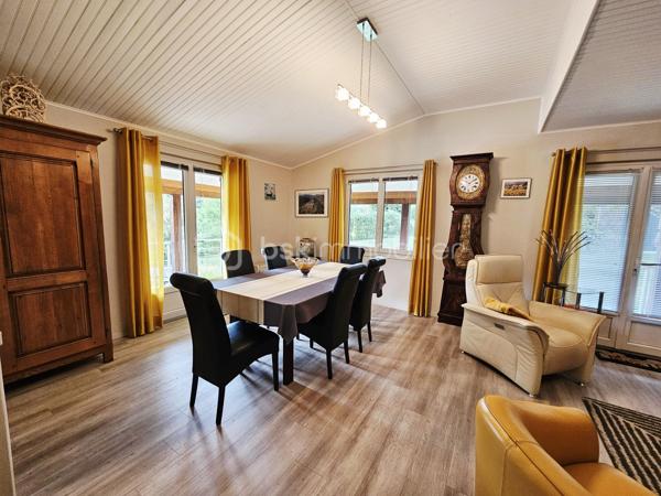 Un bien rare à Champeix !

Située dans un quartier résidentiel de Champeix, cette maison construite en 1981 développe environ 150 m² habitables sur un terrain clos et arboré de 2 000 m².

Elle se compose au premier niveau d'une cuisine équipée, d'un salon-séjour, d'un bureau, de deux chambres, d'une salle d'eau et de WC séparés.

À l'étage, vous disposerez de trois chambres supplémentaires ainsi que d'une salle d'eau avec WC.

Une véranda, véritable espace de vie supplémentaire, complète agréablement la maison.

Le sous-sol complet offre un grand garage, une buanderie et une cave.

À l'extérieur, le terrain de 2 000 m² clos et arboré constitue un véritable atout et offre un cadre agréable, au calme et avec de nombreuses possibilités.

Les + :

150 m² habitables
5 chambres
Terrain clos et arboré de 2 000 m²
Véranda
Sous-sol complet avec grand garage
Quartier résidentiel
Tout-à-l'égout
DPE D / GES B

Les maisons disposant de tels volumes et d'un terrain de cette superficie sont particulièrement rares à la vente sur Champeix. Une opportunité à découvrir pour ceux qui recherchent un bien familial avec de l'espace et du terrain dans le secteur.