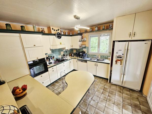 Un bien rare à Champeix !

Située dans un quartier résidentiel de Champeix, cette maison construite en 1981 développe environ 150 m² habitables sur un terrain clos et arboré de 2 000 m².

Elle se compose au premier niveau d'une cuisine équipée, d'un salon-séjour, d'un bureau, de deux chambres, d'une salle d'eau et de WC séparés.

À l'étage, vous disposerez de trois chambres supplémentaires ainsi que d'une salle d'eau avec WC.

Une véranda, véritable espace de vie supplémentaire, complète agréablement la maison.

Le sous-sol complet offre un grand garage, une buanderie et une cave.

À l'extérieur, le terrain de 2 000 m² clos et arboré constitue un véritable atout et offre un cadre agréable, au calme et avec de nombreuses possibilités.

Les + :

150 m² habitables
5 chambres
Terrain clos et arboré de 2 000 m²
Véranda
Sous-sol complet avec grand garage
Quartier résidentiel
Tout-à-l'égout
DPE D / GES B

Les maisons disposant de tels volumes et d'un terrain de cette superficie sont particulièrement rares à la vente sur Champeix. Une opportunité à découvrir pour ceux qui recherchent un bien familial avec de l'espace et du terrain dans le secteur.