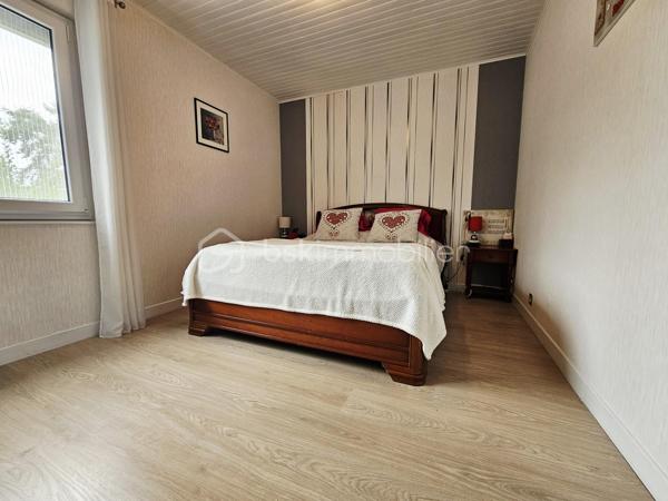 Un bien rare à Champeix !

Située dans un quartier résidentiel de Champeix, cette maison construite en 1981 développe environ 150 m² habitables sur un terrain clos et arboré de 2 000 m².

Elle se compose au premier niveau d'une cuisine équipée, d'un salon-séjour, d'un bureau, de deux chambres, d'une salle d'eau et de WC séparés.

À l'étage, vous disposerez de trois chambres supplémentaires ainsi que d'une salle d'eau avec WC.

Une véranda, véritable espace de vie supplémentaire, complète agréablement la maison.

Le sous-sol complet offre un grand garage, une buanderie et une cave.

À l'extérieur, le terrain de 2 000 m² clos et arboré constitue un véritable atout et offre un cadre agréable, au calme et avec de nombreuses possibilités.

Les + :

150 m² habitables
5 chambres
Terrain clos et arboré de 2 000 m²
Véranda
Sous-sol complet avec grand garage
Quartier résidentiel
Tout-à-l'égout
DPE D / GES B

Les maisons disposant de tels volumes et d'un terrain de cette superficie sont particulièrement rares à la vente sur Champeix. Une opportunité à découvrir pour ceux qui recherchent un bien familial avec de l'espace et du terrain dans le secteur.