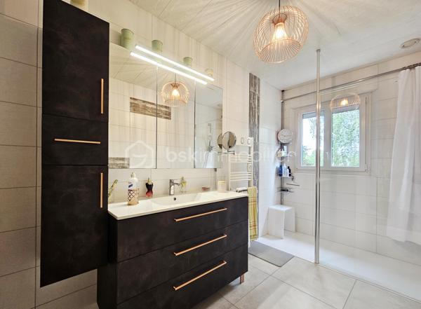 Un bien rare à Champeix !

Située dans un quartier résidentiel de Champeix, cette maison construite en 1981 développe environ 150 m² habitables sur un terrain clos et arboré de 2 000 m².

Elle se compose au premier niveau d'une cuisine équipée, d'un salon-séjour, d'un bureau, de deux chambres, d'une salle d'eau et de WC séparés.

À l'étage, vous disposerez de trois chambres supplémentaires ainsi que d'une salle d'eau avec WC.

Une véranda, véritable espace de vie supplémentaire, complète agréablement la maison.

Le sous-sol complet offre un grand garage, une buanderie et une cave.

À l'extérieur, le terrain de 2 000 m² clos et arboré constitue un véritable atout et offre un cadre agréable, au calme et avec de nombreuses possibilités.

Les + :

150 m² habitables
5 chambres
Terrain clos et arboré de 2 000 m²
Véranda
Sous-sol complet avec grand garage
Quartier résidentiel
Tout-à-l'égout
DPE D / GES B

Les maisons disposant de tels volumes et d'un terrain de cette superficie sont particulièrement rares à la vente sur Champeix. Une opportunité à découvrir pour ceux qui recherchent un bien familial avec de l'espace et du terrain dans le secteur.
